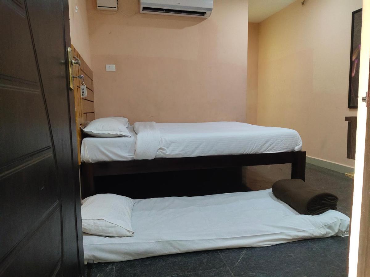 J J Residency Hotel Pondicherry Exterior foto